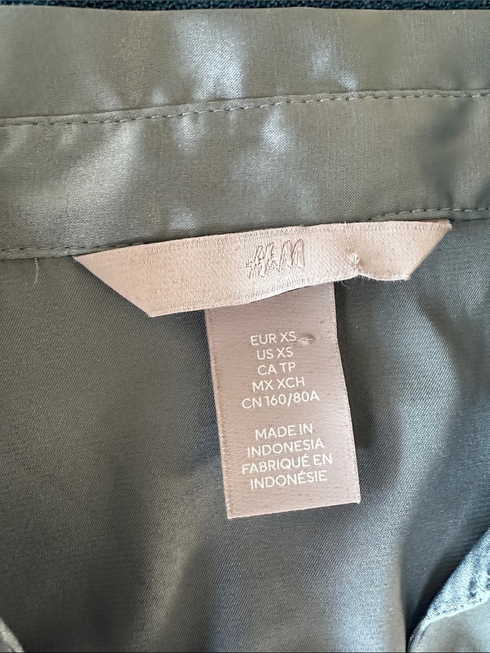 H&M Satin-Feel Button-Down - Picture 2 of 5